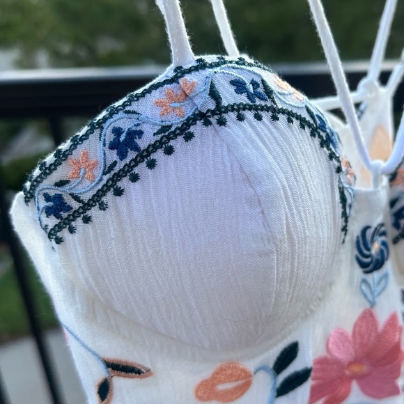 Whimsical White Embroidered Romper | Size 6 - Fits like a US Women’s Small - Picture 13 of 14